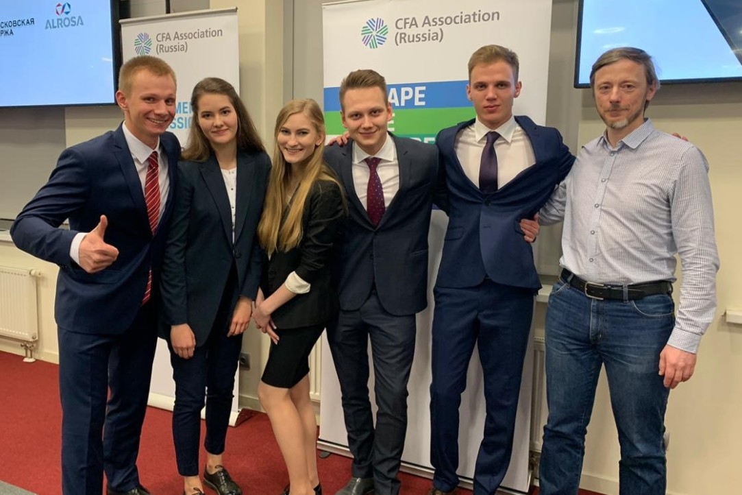 Иллюстрация к новости: Команда МИЭФ НИУ ВШЭ заняла 1-е место на CFA Institute Research Challenge