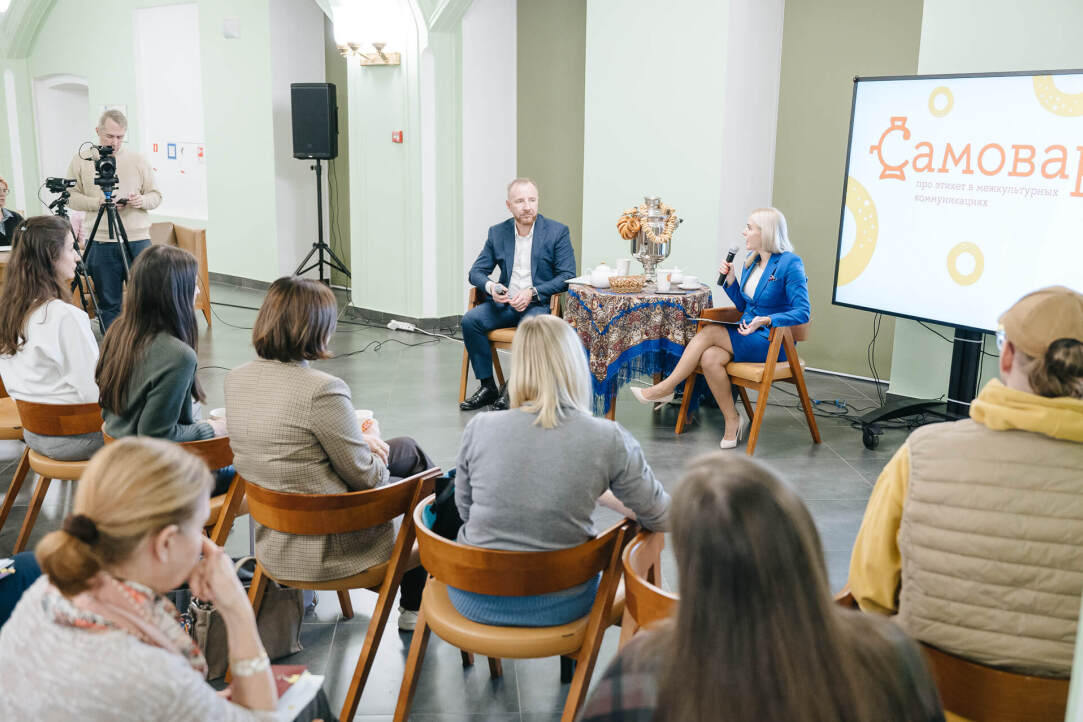 Illustration for news: Participants of the Samovar Club Discuss How to Build Communicatons in Multinational Teams